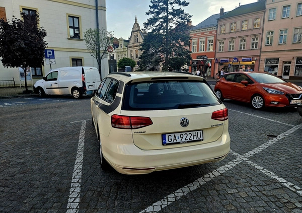 Volkswagen Passat cena 36999 przebieg: 380000, rok produkcji 2015 z Góra małe 497